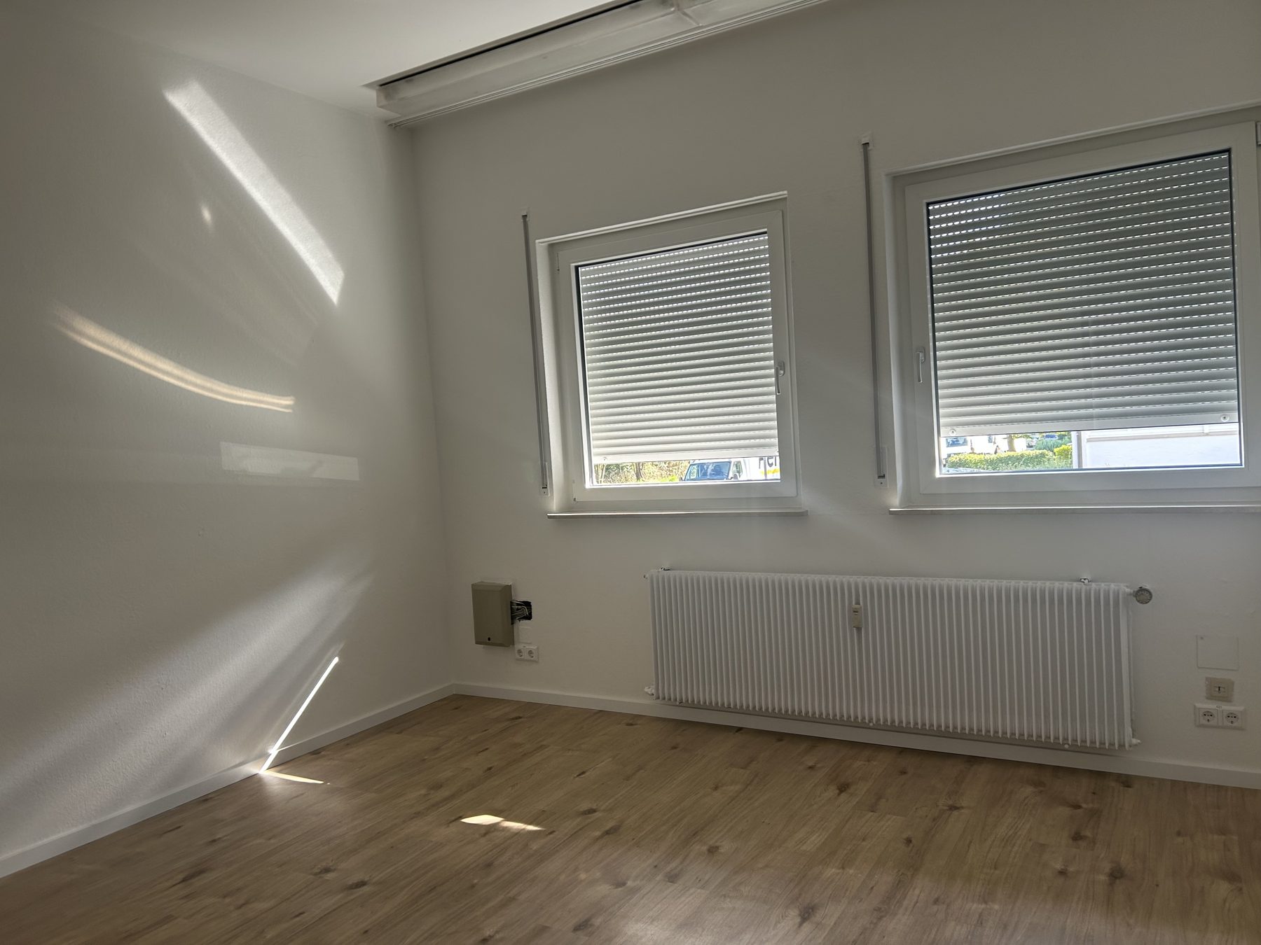 Büroraum mit zwei Fenstern und neuen Steckdosen