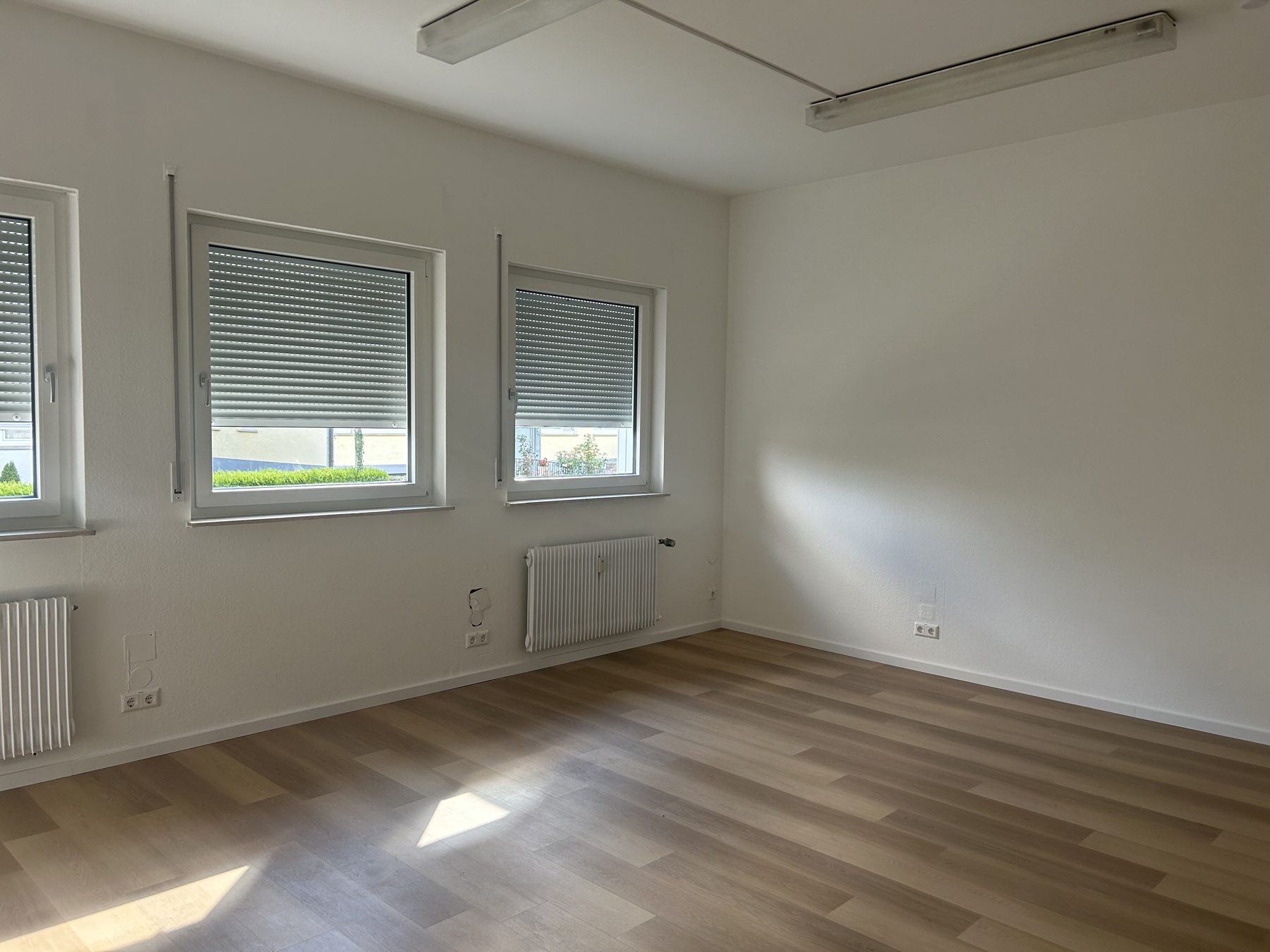 Helles Büro mit zwei Fenstern zur Straße