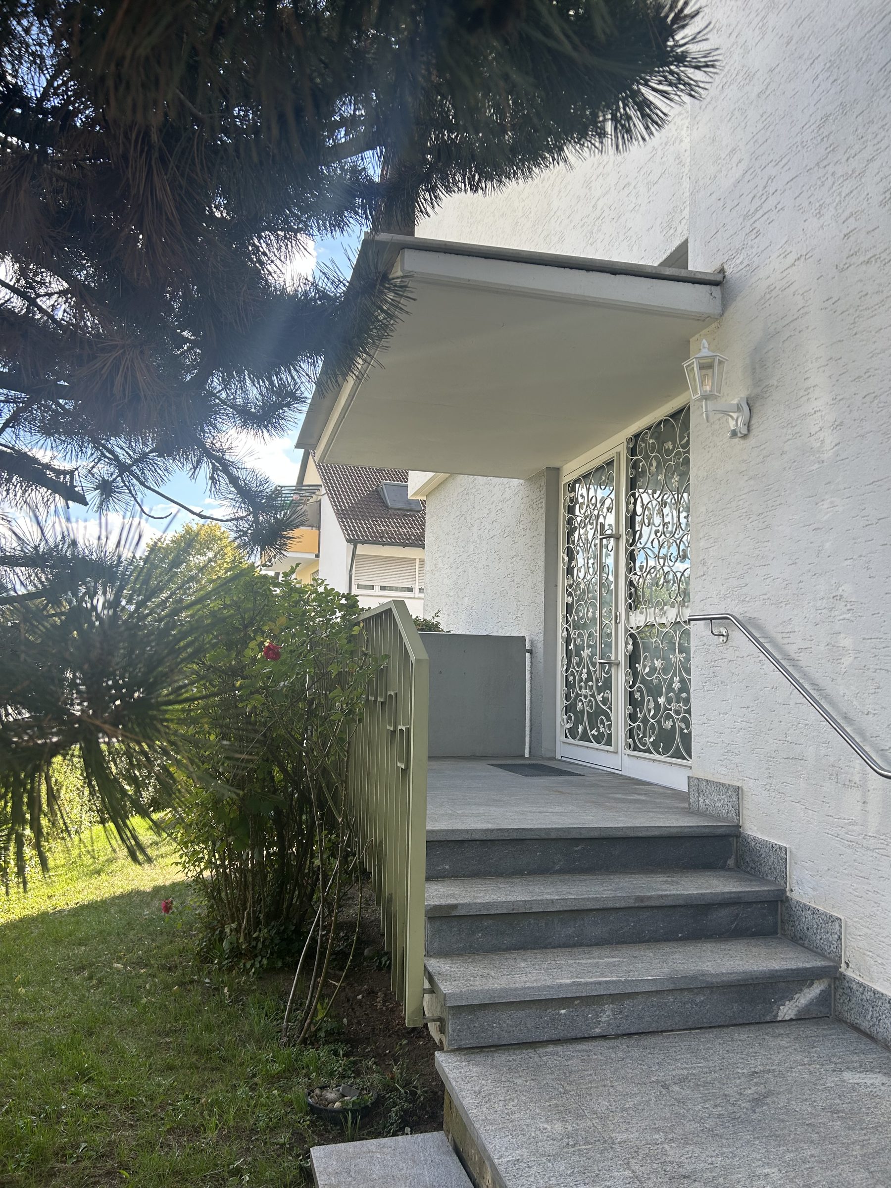 Treppe und überdachter Eingang zur Bürofläche