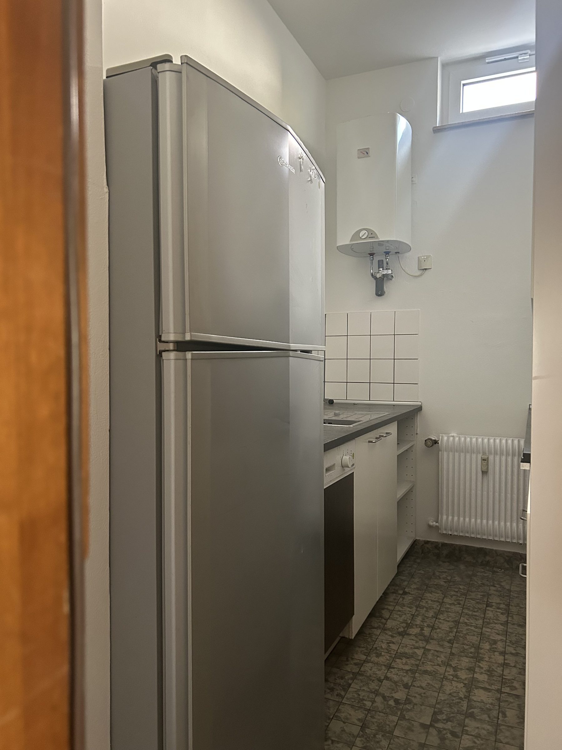 Kaffeeküche mit Spüle, Unterschränken und Kühlschrank