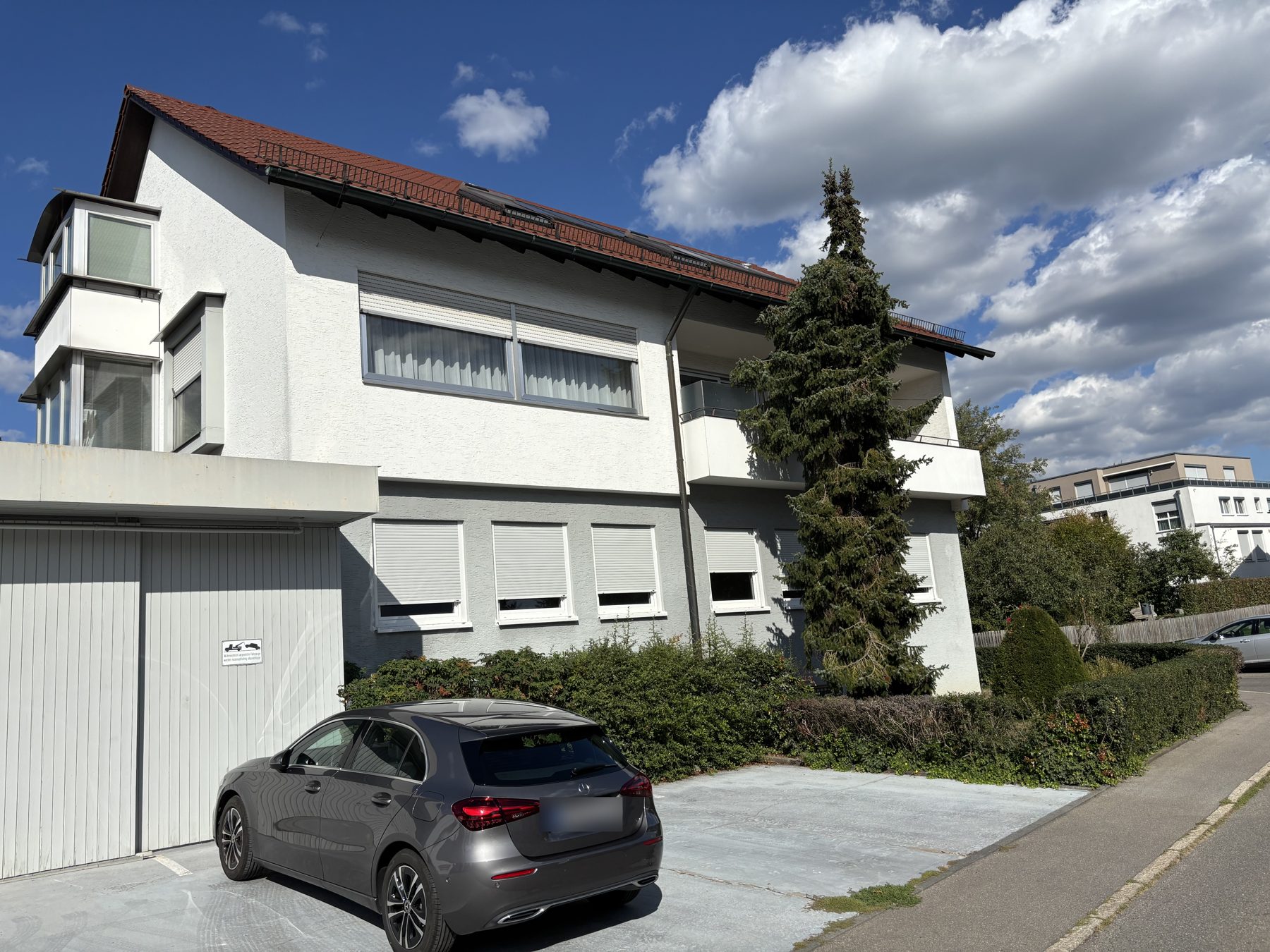 Die drei Stellplätze direkt am Gebäude