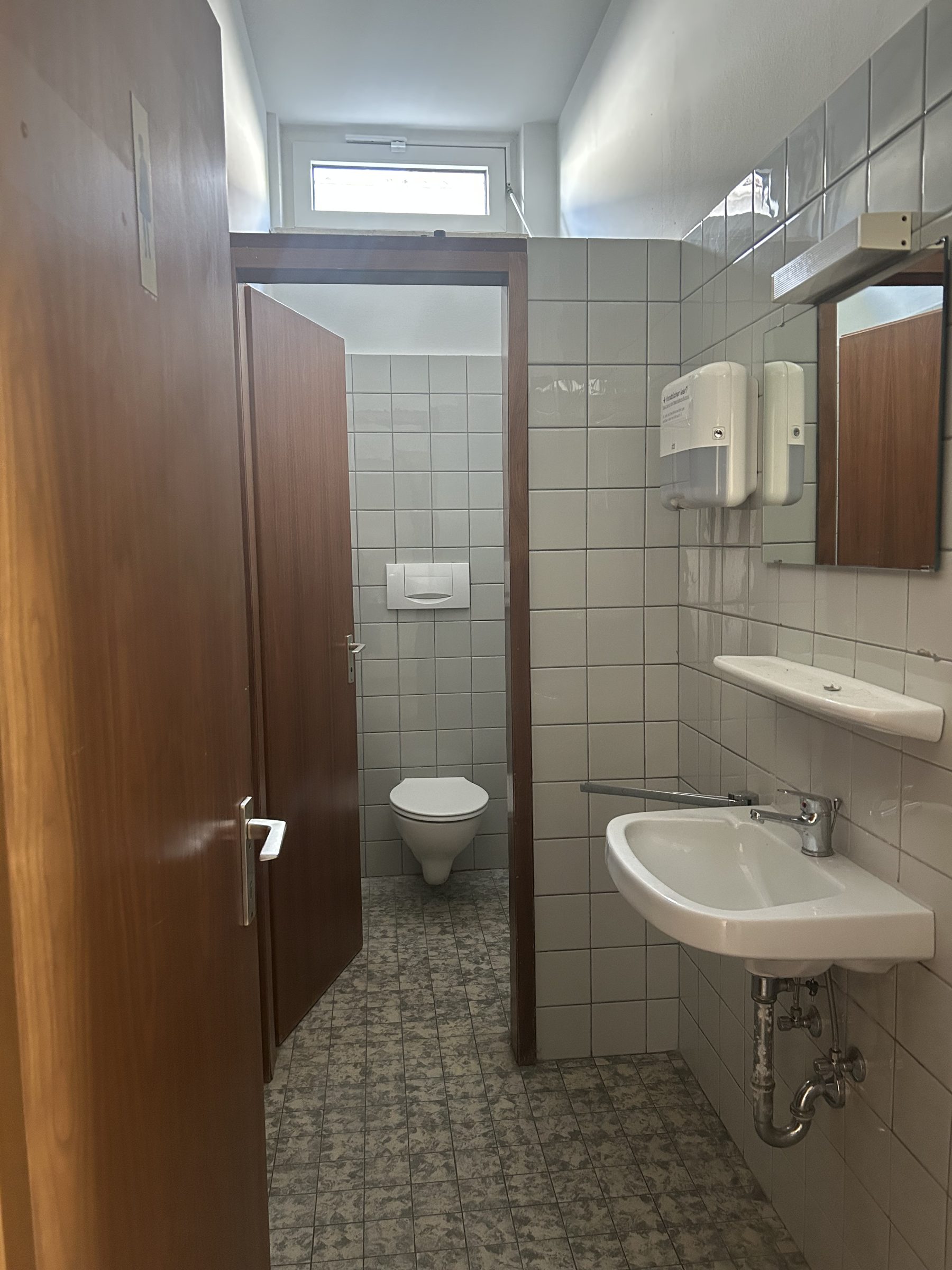 Gefliestes WC mit Waschbecken
